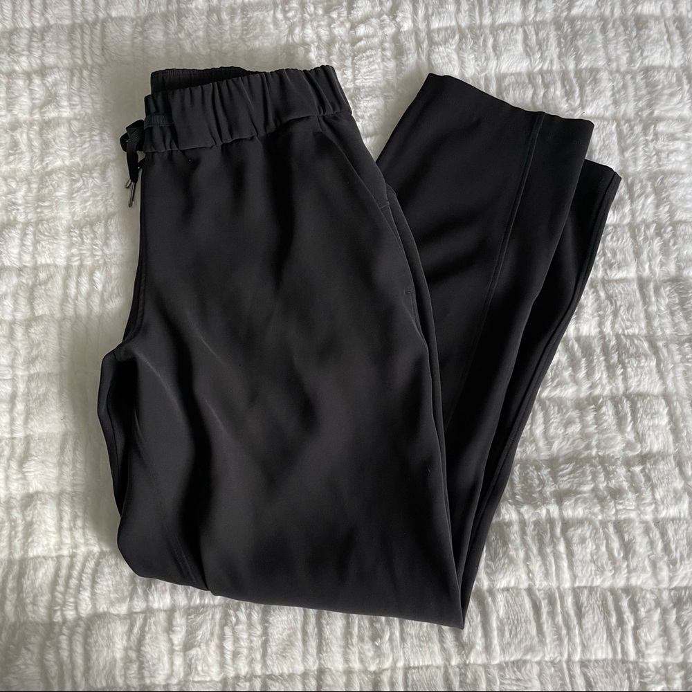 Lululemon BNWOT Black “on the fly” pant woven size 8 originally retail for $118